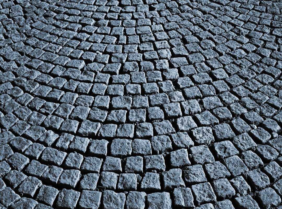 The Real-World Test: From Crowded Airports to Cobblestone Streets