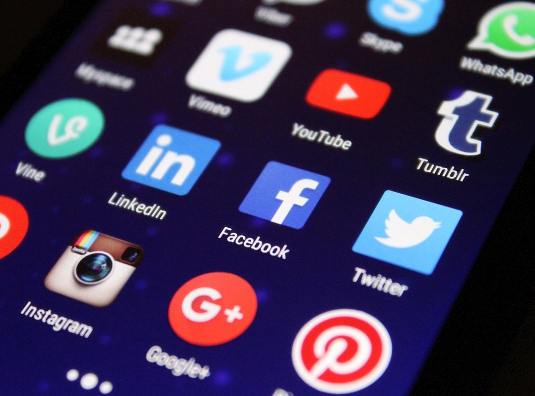 How to Identify and Avoid Red Flags on Social Media Profiles